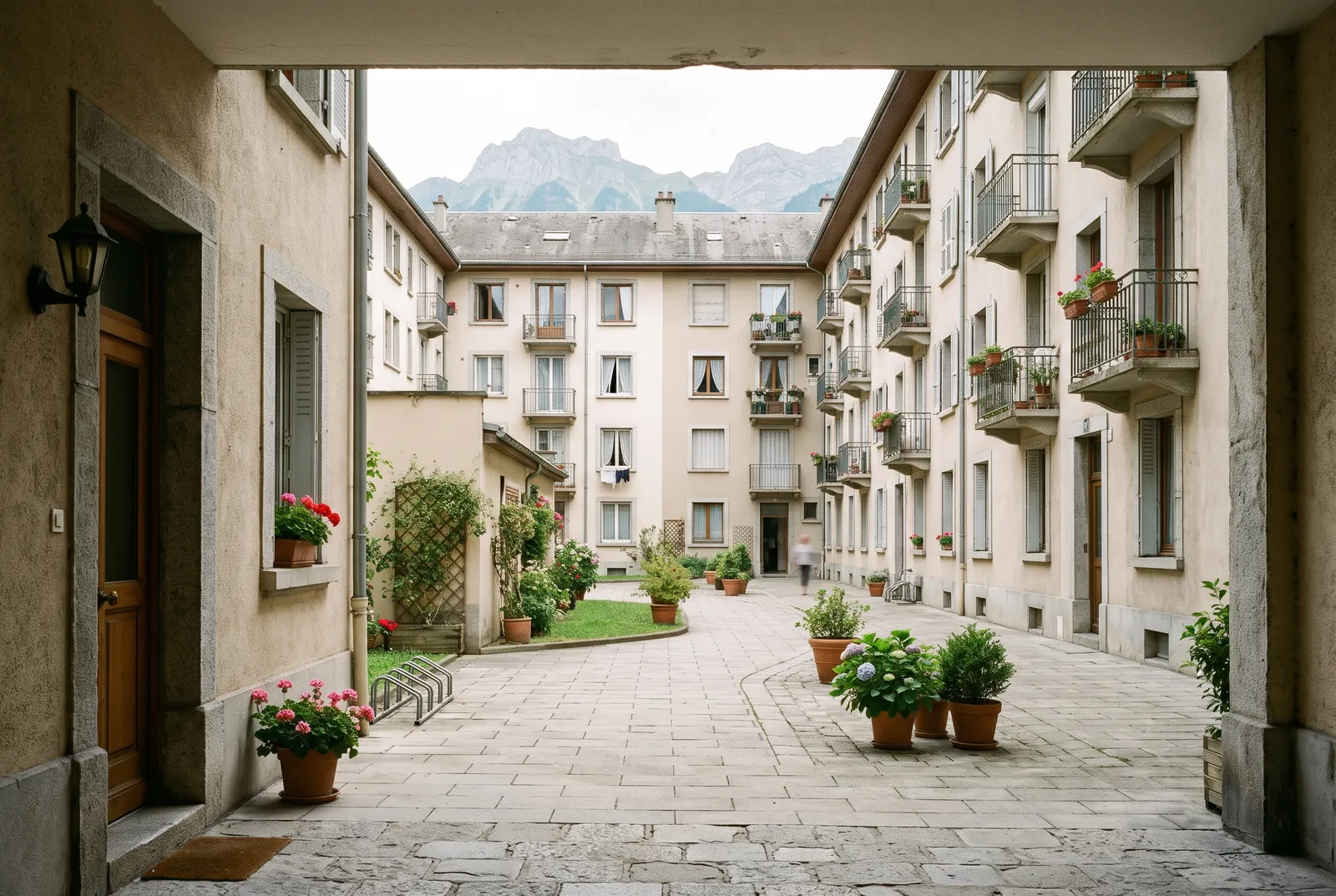 Cour intérieure d'un immeuble à Cluses